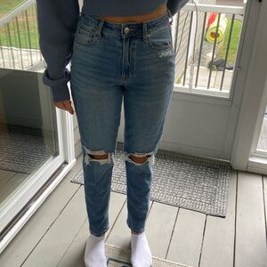 American eagle size 2 mom jeans barley worn